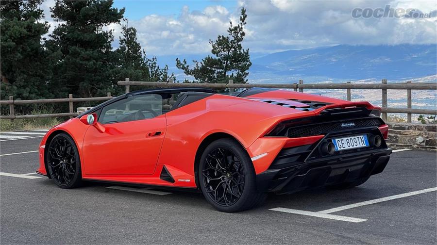 Pintado en este llamativo color naranja, el Lamborghini Huracan Evo RWD Spyder es un verdadero imán para las miradas