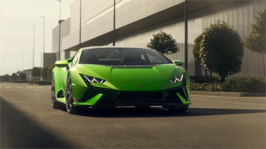 El frontal del Lamborghini Huracán Tecnica presenta un sinfín de novedades. La más importante son los extremos en forma de "Y" inspirados en el Sián.