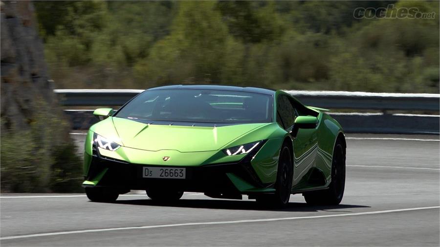 El Lamborghini Huracán Tecnica es uno de los superdeportivos más excitantes que puedes conducir en carretera, y a la vez, uno de los más fáciles de manejar. 