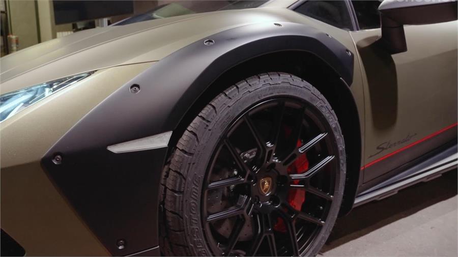 Los pasos de rueda del Lamborghini Huracán Sterrato son más grandes y están remachados en la carrocería. 