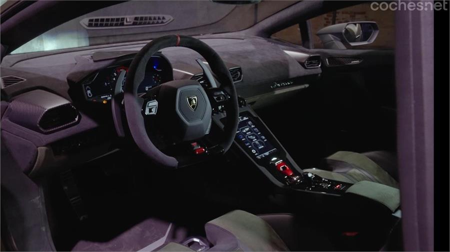 El interior del Lamborghini Huracán Sterrato no difiere demasiado del que podemos ver en un Huracán EVO, excepto algunos detalles. 