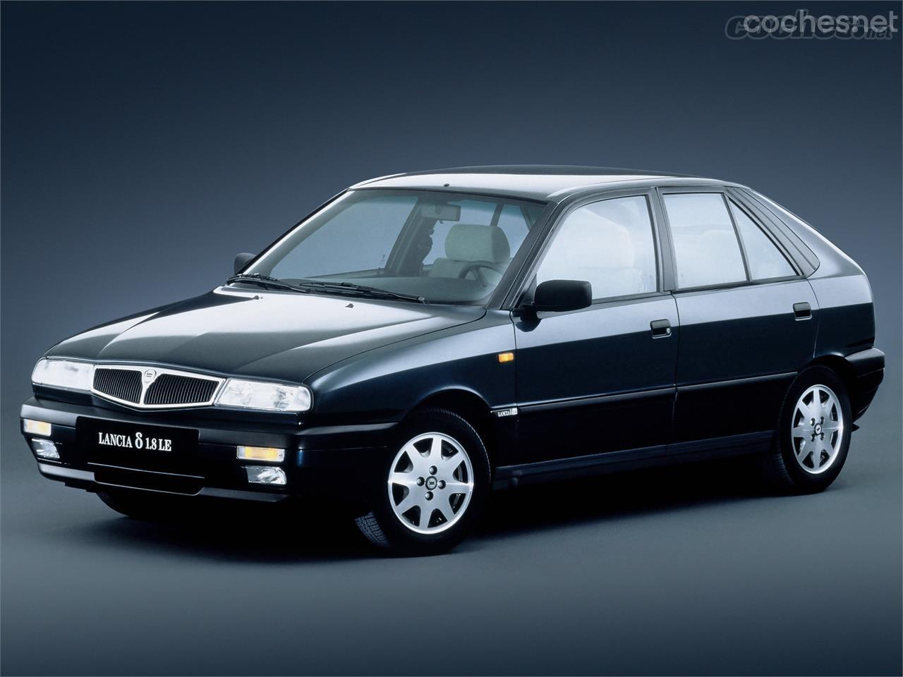 La segunda generación del Delta (1993-1999) estaba basada en la misma plataforma del FIAT Tipo. Su carrocería fue diseñada por Ercole Spada.