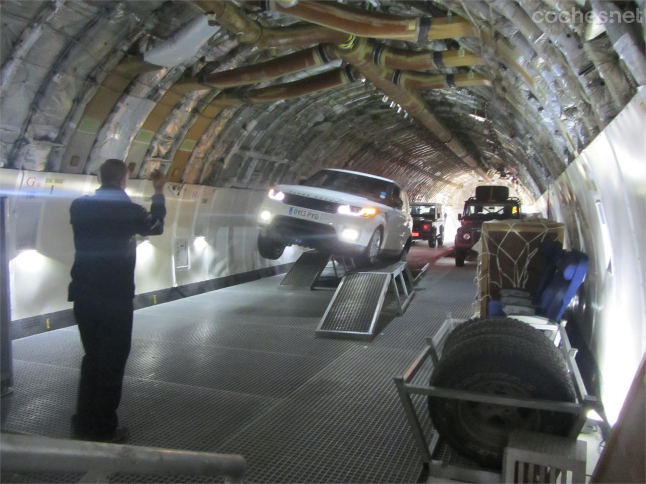 Cruce de puentes extremo en las entrañas de un jumbo presto al desguace. Hay cosas que sólo las hace Land Rover.