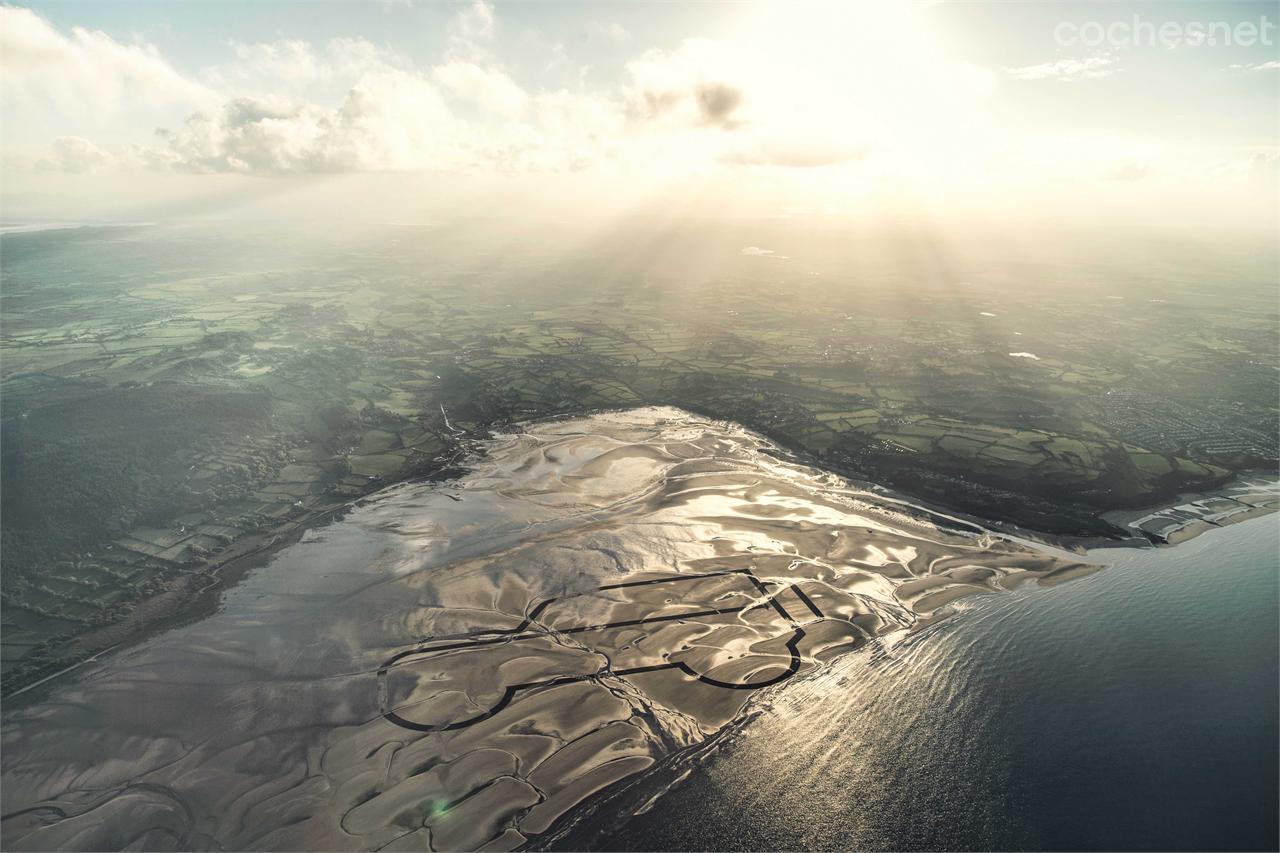 Imagen aérea de la silueta del Defender original minutos antes de ser borrada por la marea.