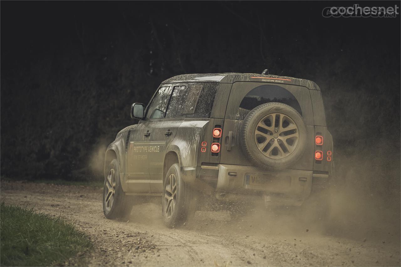 El nuevo Land Rover Defender permite, si es posible, rodar por pistas a una velocidad muy elevada y al parecer, con un buen nivel de seguridad. 