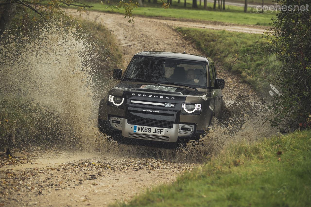 En el circuito off-road de Gaydon rodamos a fondo por las pistas, haciendo caso omiso de los pequeños vadeos. 