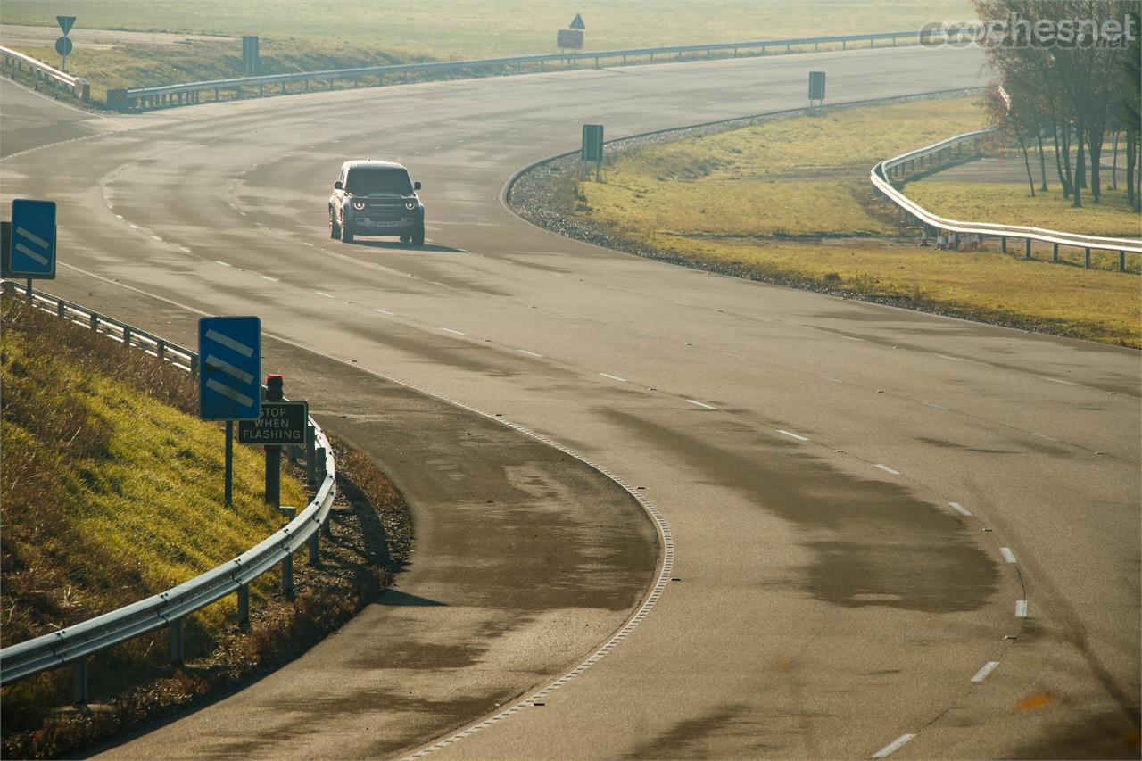 El día de test en Gaydon fue desapacible, lluvioso y con mucho viento. En esas condiciones, rodar en el circuito se vuelve un ejercicio algo delicado. 