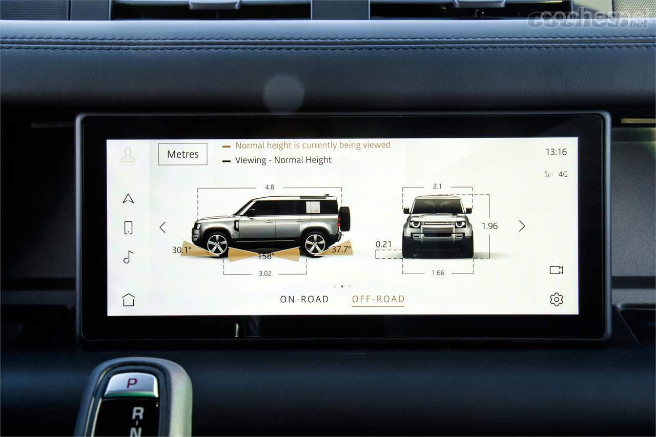 En esta pantalla del sistema de infoentreteniniento se muestran las medidas a tiempo real del coche, que varían en función de la altura de la suspensión. 