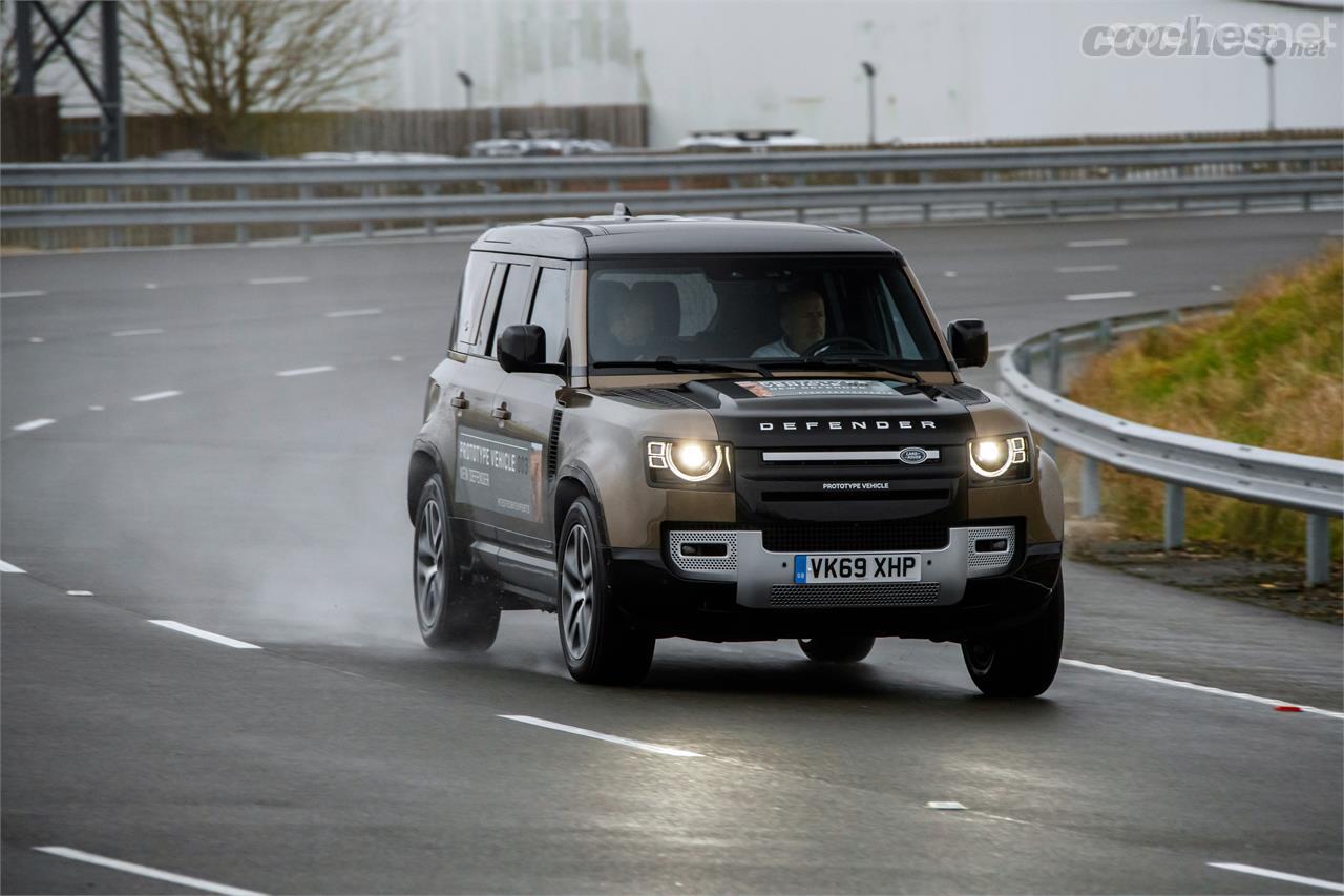 El nuevo Land Rover Defender rueda en carretera como cualquier otro reciente producto de la marca británica. Se percibe confortable, rápido y muy estable. 