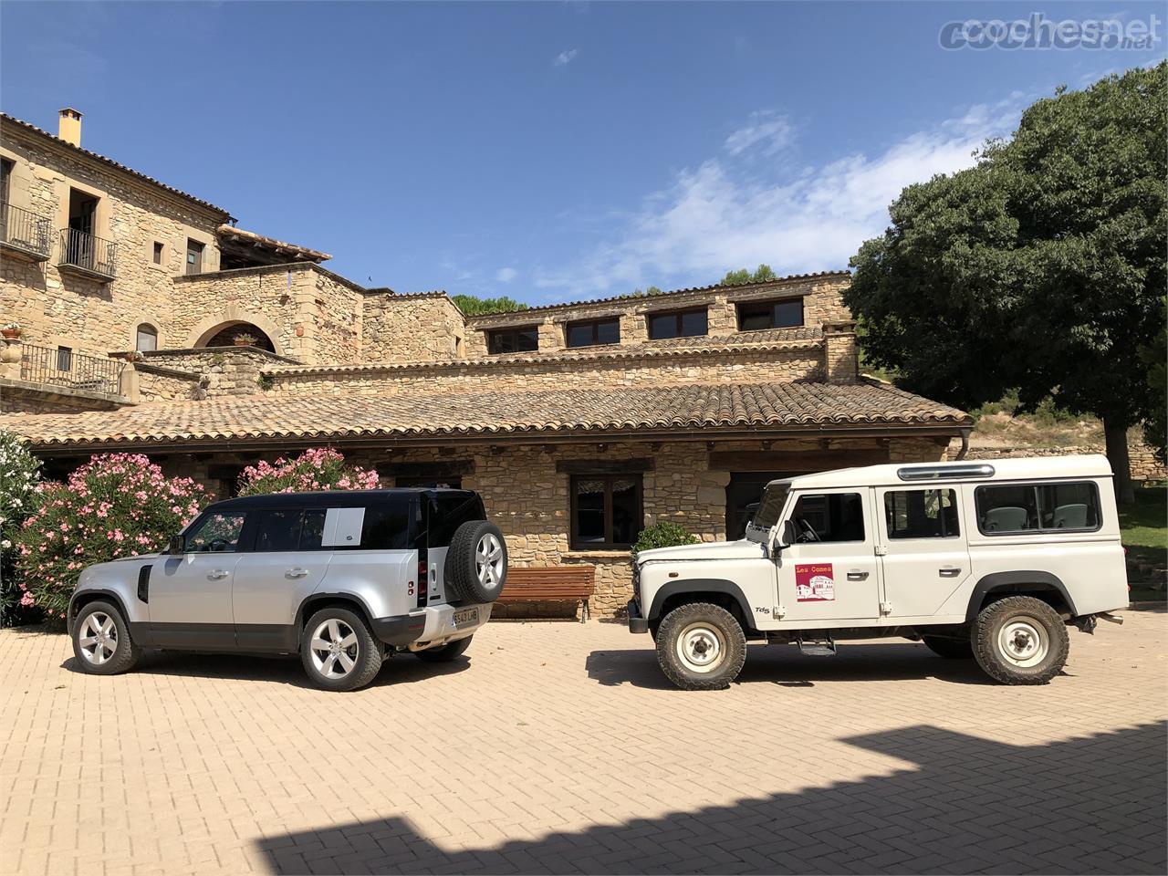 Dos generaciones muy diferentes del Defender, las dos efectivas fuera de carretera. 