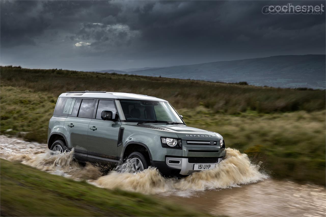 Land Rover asegura que esta versión híbrida enchufable mantiene las mismas prestaciones todoterreno que el resto de la gama e incluso las mejora al disponer de mayor potencia.