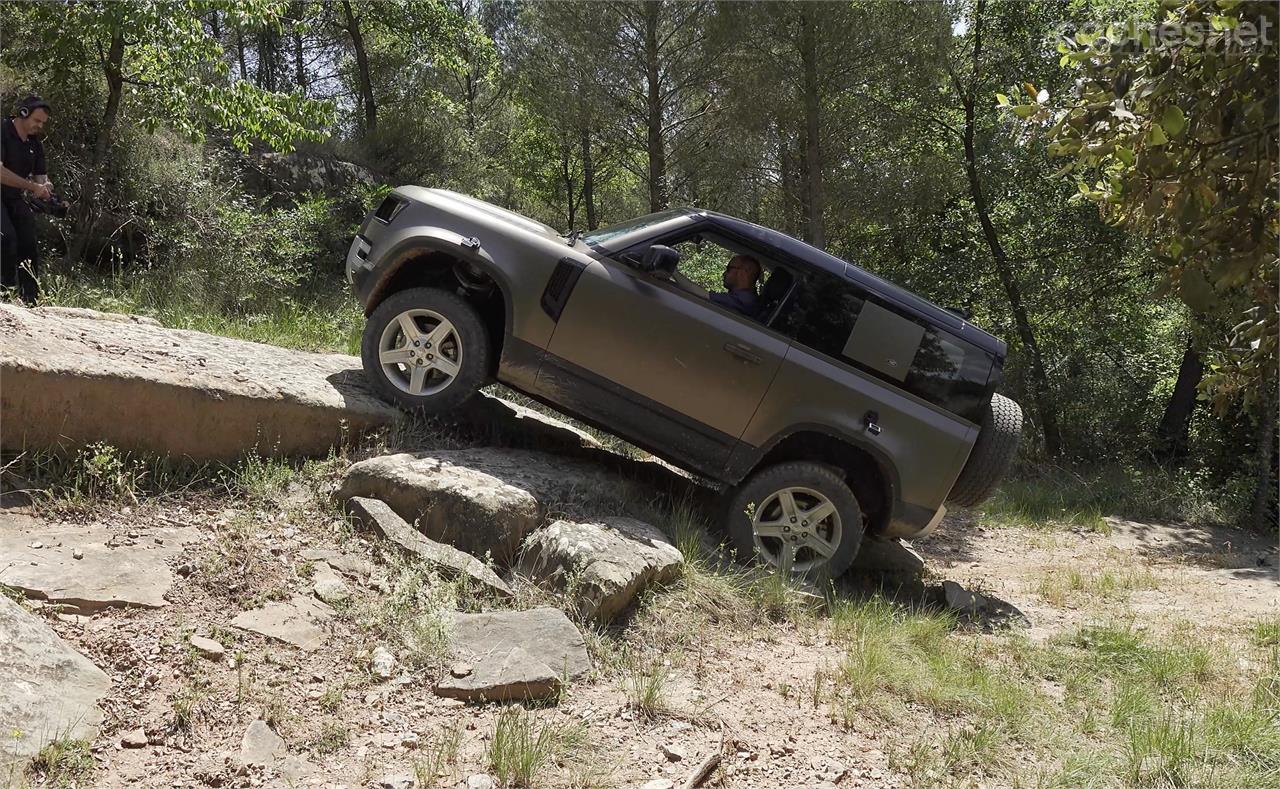 Las piedras lisas ponen a prueba el modo de avance lento en rocas del Defender, un coche que sube por las paredes.