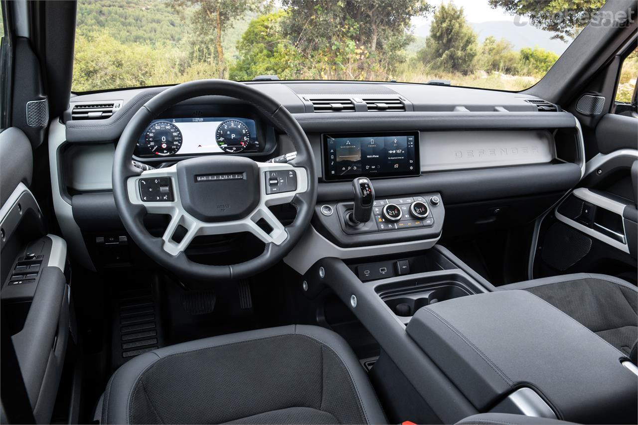 El interior del nuevo Land Rover Defender 110 S P400e cambia muy poco. La pantalla central, más grande, del sistema Pivi Pro, es un detalle. 