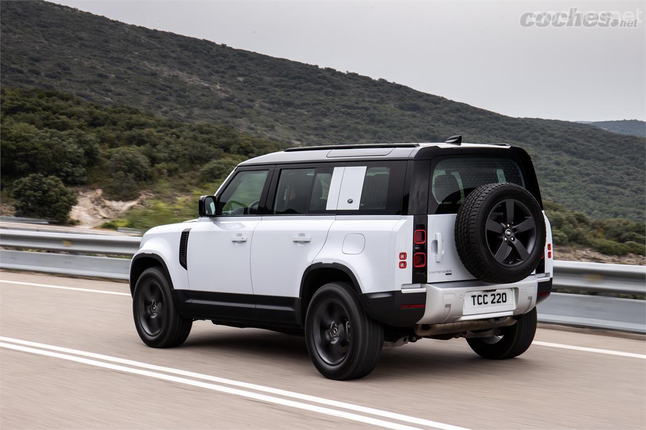 El Defender P400e acusa el peso de sus baterías, y se notan más inercias en carretera. No obstante, lo compensa con un mayor silencio de marcha. 