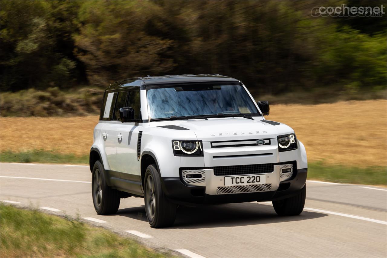 El Land Rover Defender 110 S P400e es el primer híbrido enchufable con reductora que construye la marca británica. 