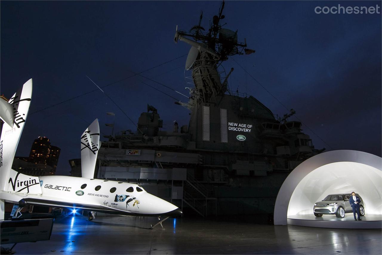 Una maqueta de la nave espacial Virgin Galactic estuvo presente en la presentación del Discovery Vision Concept sobre las aguas del río Hudson en Nueva York.