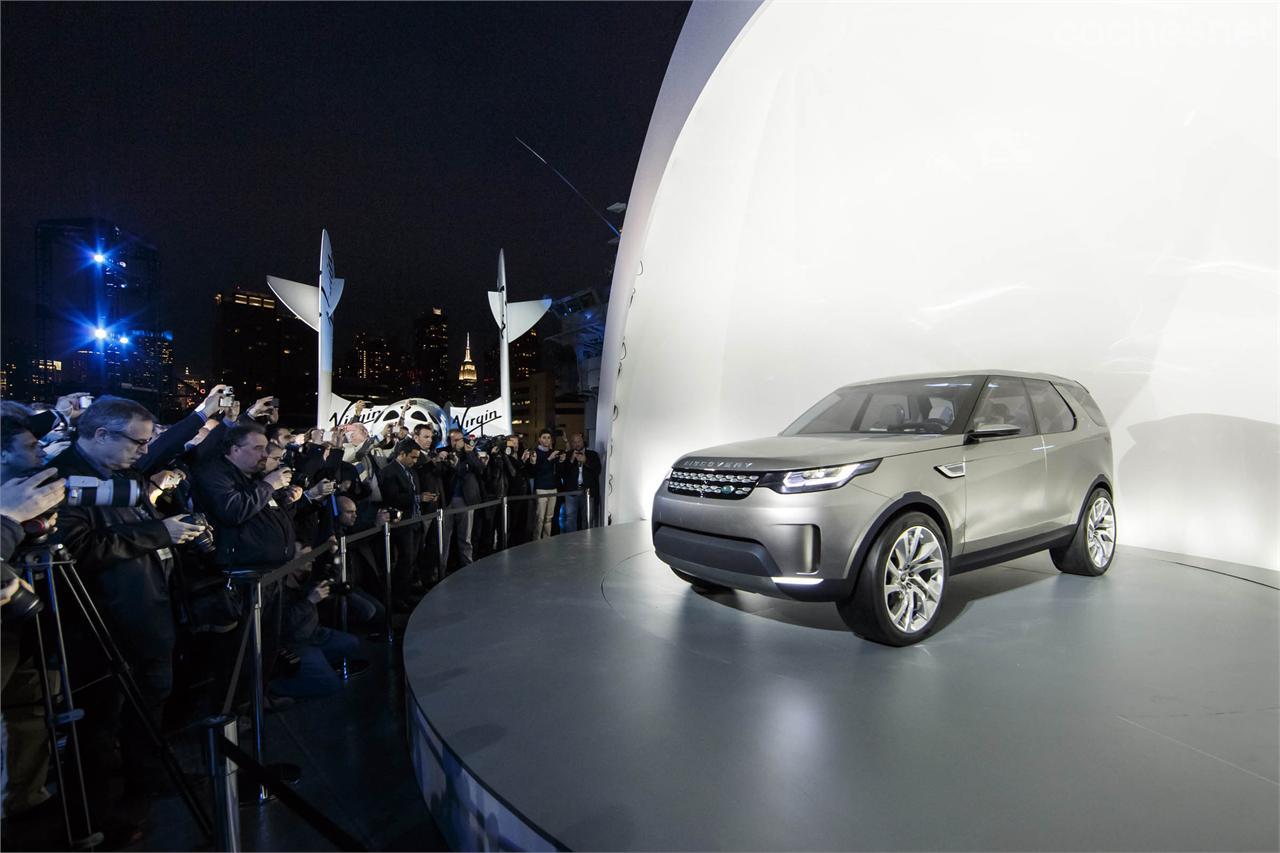 Ayer noche Land Rover desveló el Discovery Vision Concept sobre la cubierta del portaaviones USS Intrepid que está atracado en el Pier 86 de la isla de Manhattan.