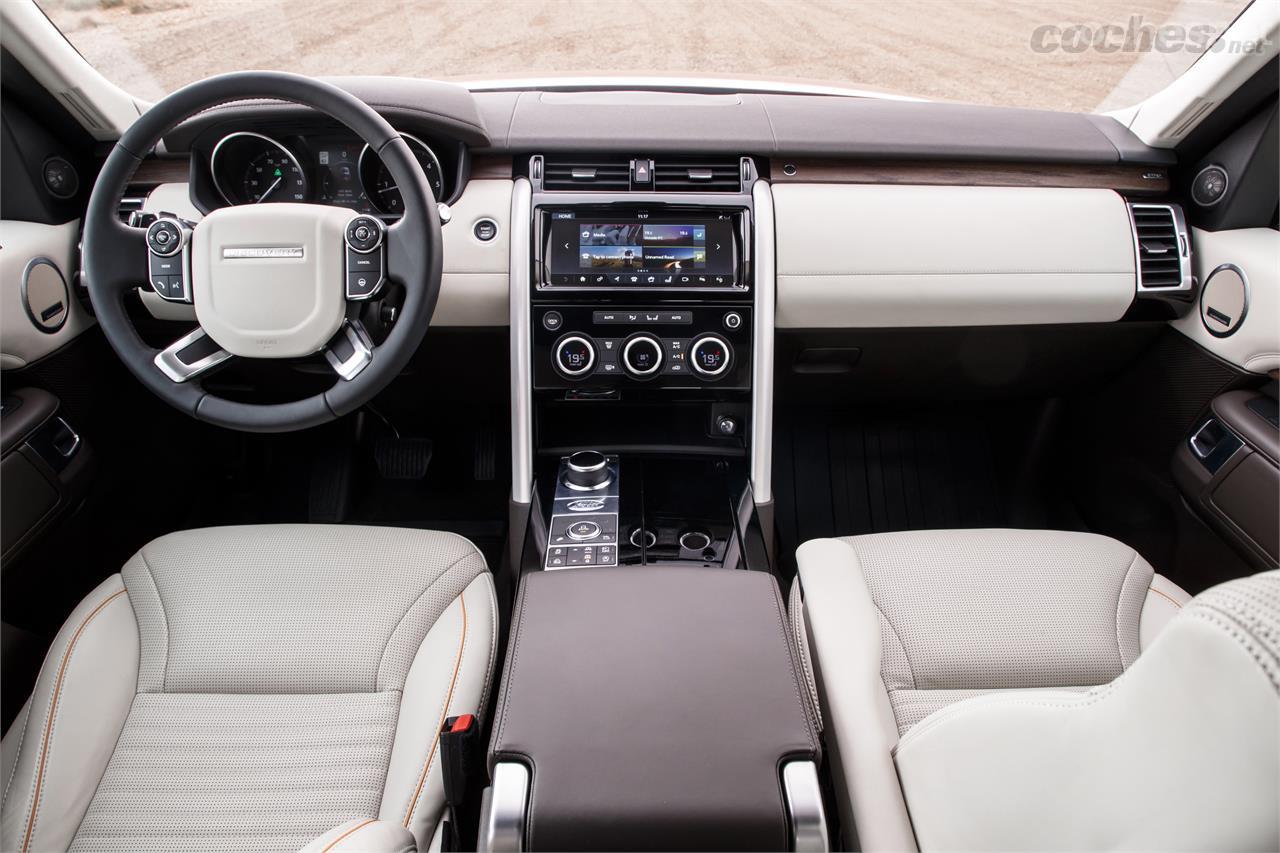 Diseño típico de Land Rover con salpicadero en forma de T, consola muy amplia y un acabado y unos materiales impecables. Esta es una versión HSE Luxury con piel blanca.