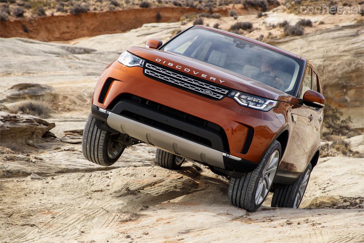 En off-road el Discovery se desenvuelve tan bien como siempre. Con la suspensión neumática se rozan los 30 cm de altura libre al suelo.