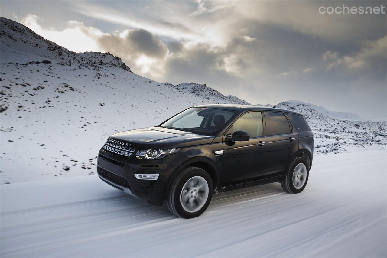 Probamos el coche sólo sobre nieve y con unos neumáticos claveteados que no llegarán a España, de manera que dinámicamente, sacamos pocas conclusiones en Islandia.