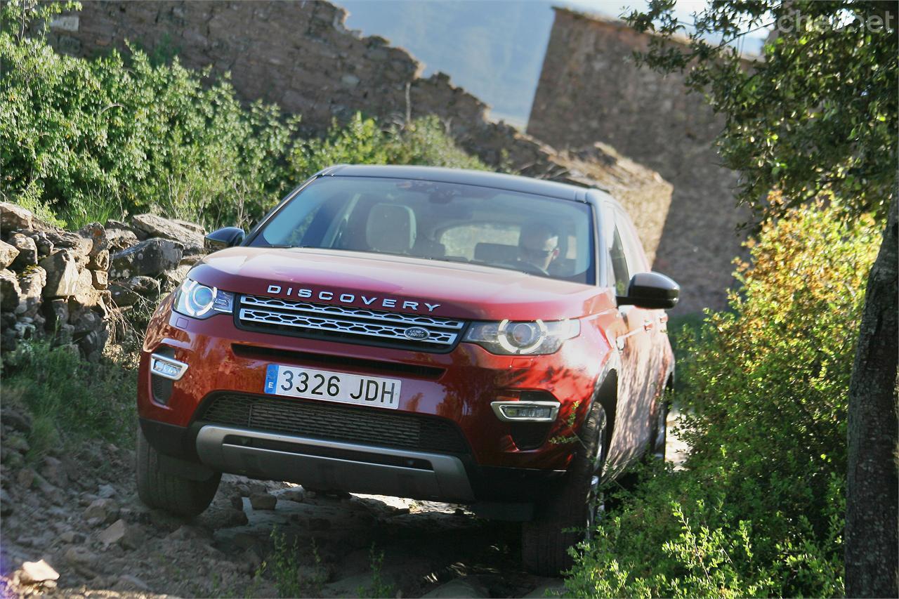 Es un SUV con buenos ángulos característicos que hacen posible rodar por algunos pasos de mediana dificultad en off-road. El sistema Terrain Response lo hace prácticamente todo por nosotros. 