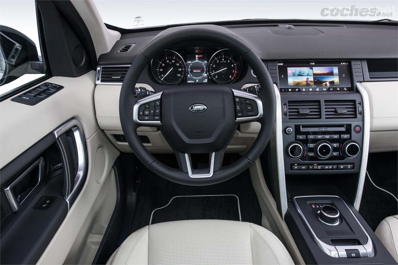 El interior del Land Rover Discovery Sport 2017 se mantiene sin cambios, y luce su particular diseño, marca de la casa.