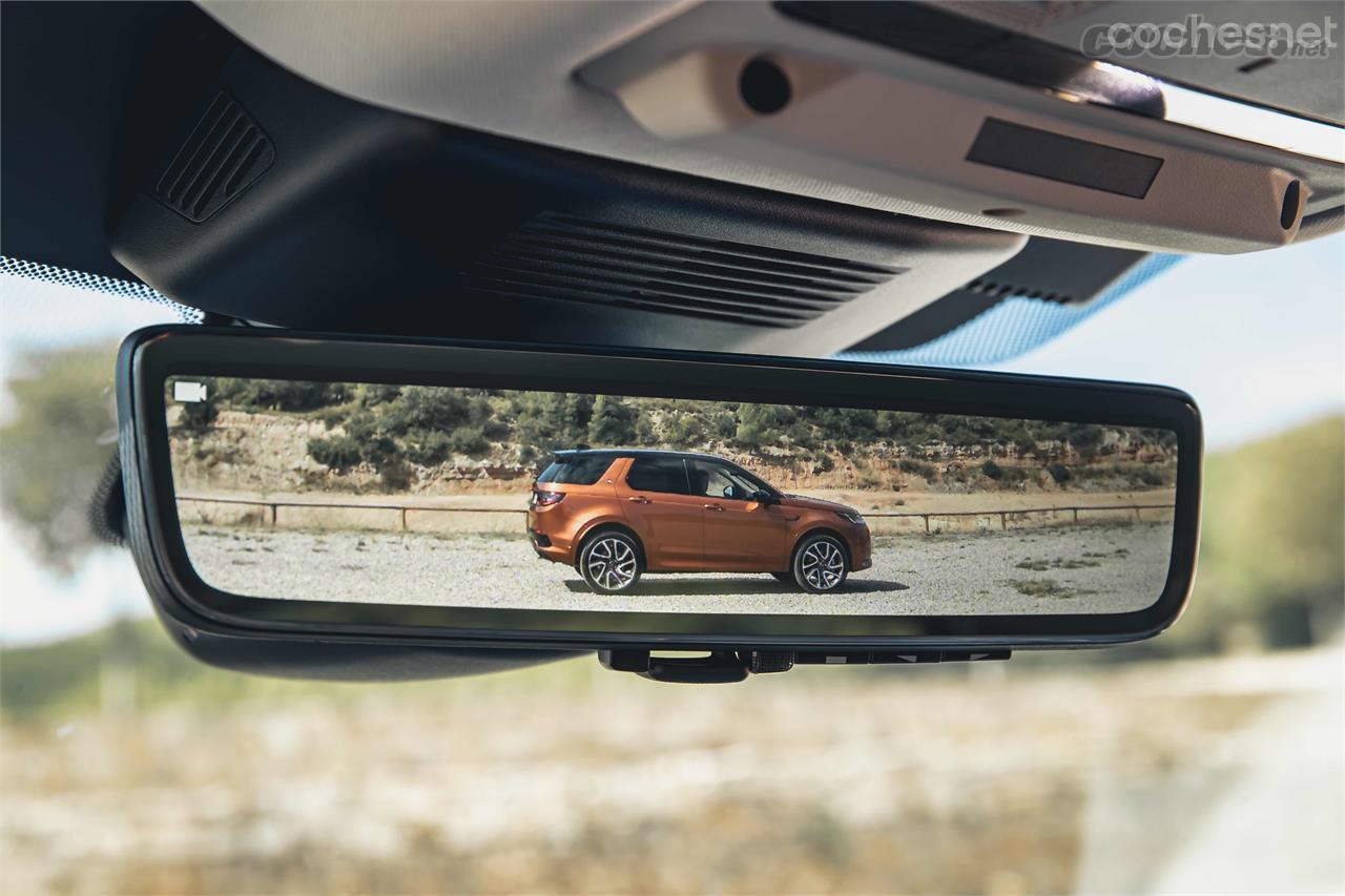 El espejo retrovisor interior puede proyectar la imagen que recoge una cámara colocada en la antena exterior. Es práctico cuando se viaja cargado, pero hay que acostumbrarse. 