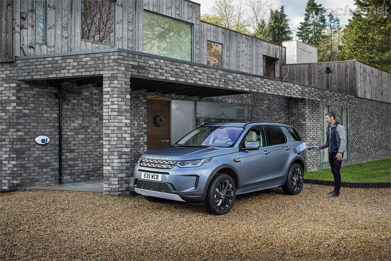 El Land Rover Discovery Sport P300e es la versión más eficiente de la gama Discovery Sport. Puede hacer hasta 62 kilómetros en modo exclusivamente eléctrico. 