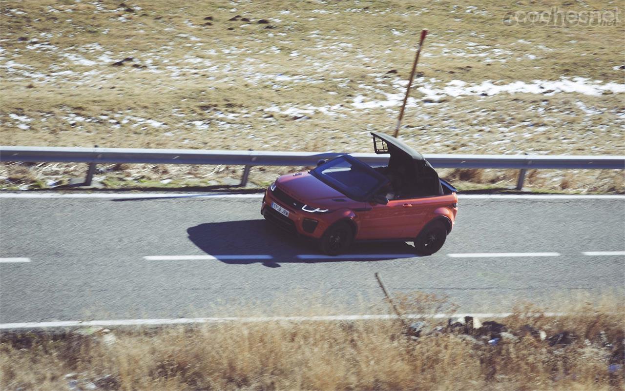 La capota de lona del Range Rover Evoque Convertible se puede accionar en marcha hasta 48 km/h. Necesita 18 segundos para abrir y 21 segundos para cerrar (Fotos: María Pujol).