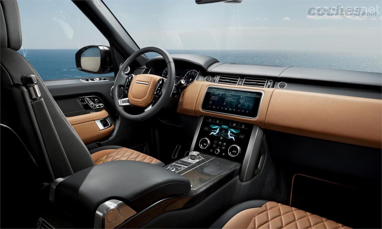 El interior presenta ahora dos pantallas en la consola central, con información intercambiable. Se heredan del Velar y del Range Rover Sport.