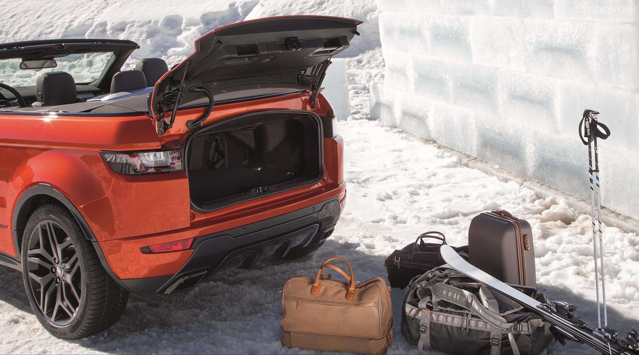 Ir a esquiar con el Evoque Convertible no será ningún problema gracias a la trampilla practicable que hay entre las plazas traseras.