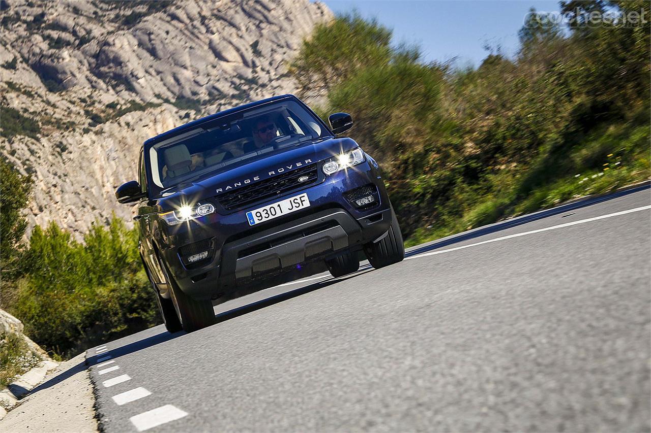 La quinta generación de la suspensión neumática del Range Rover Sport es realmente espectacular. Lo convierte en ultra-efectivo en cualquier terreno.