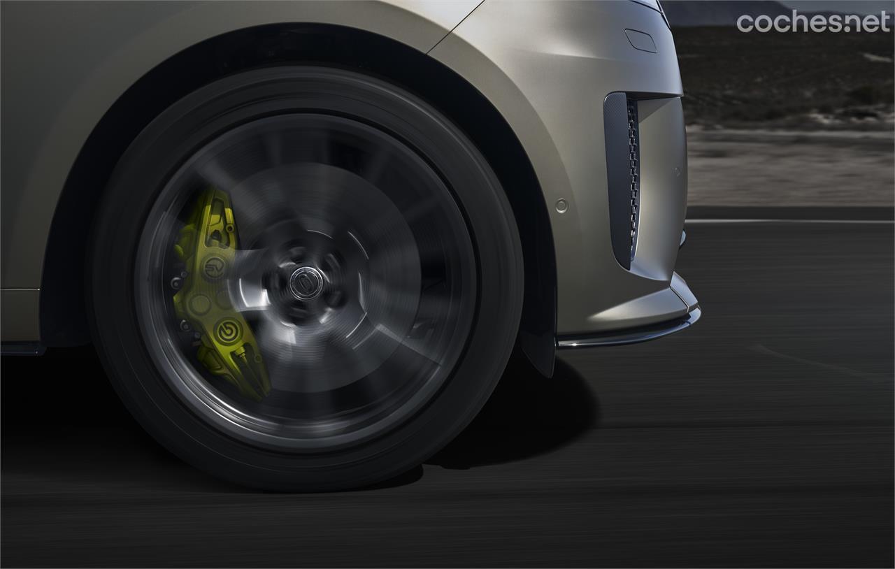 El equipo de frenos del Range Rover Sport SV puede ser carbocerámico Brembo con pinzas de 8 pistones. 