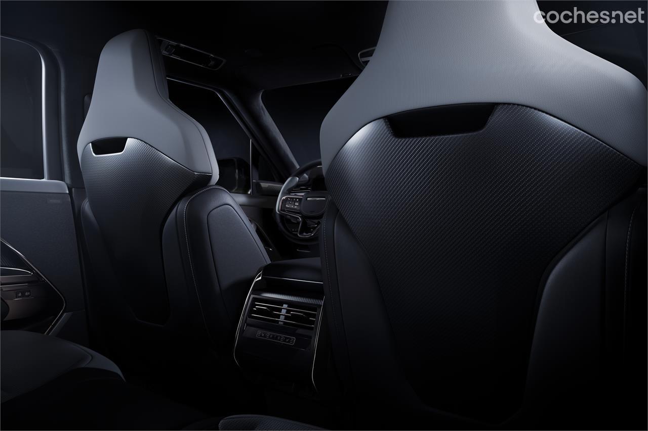 Los asientos del Range Rover Sport SV tienen su cabezal integrado y su respaldo es de fibra de carbono. 
