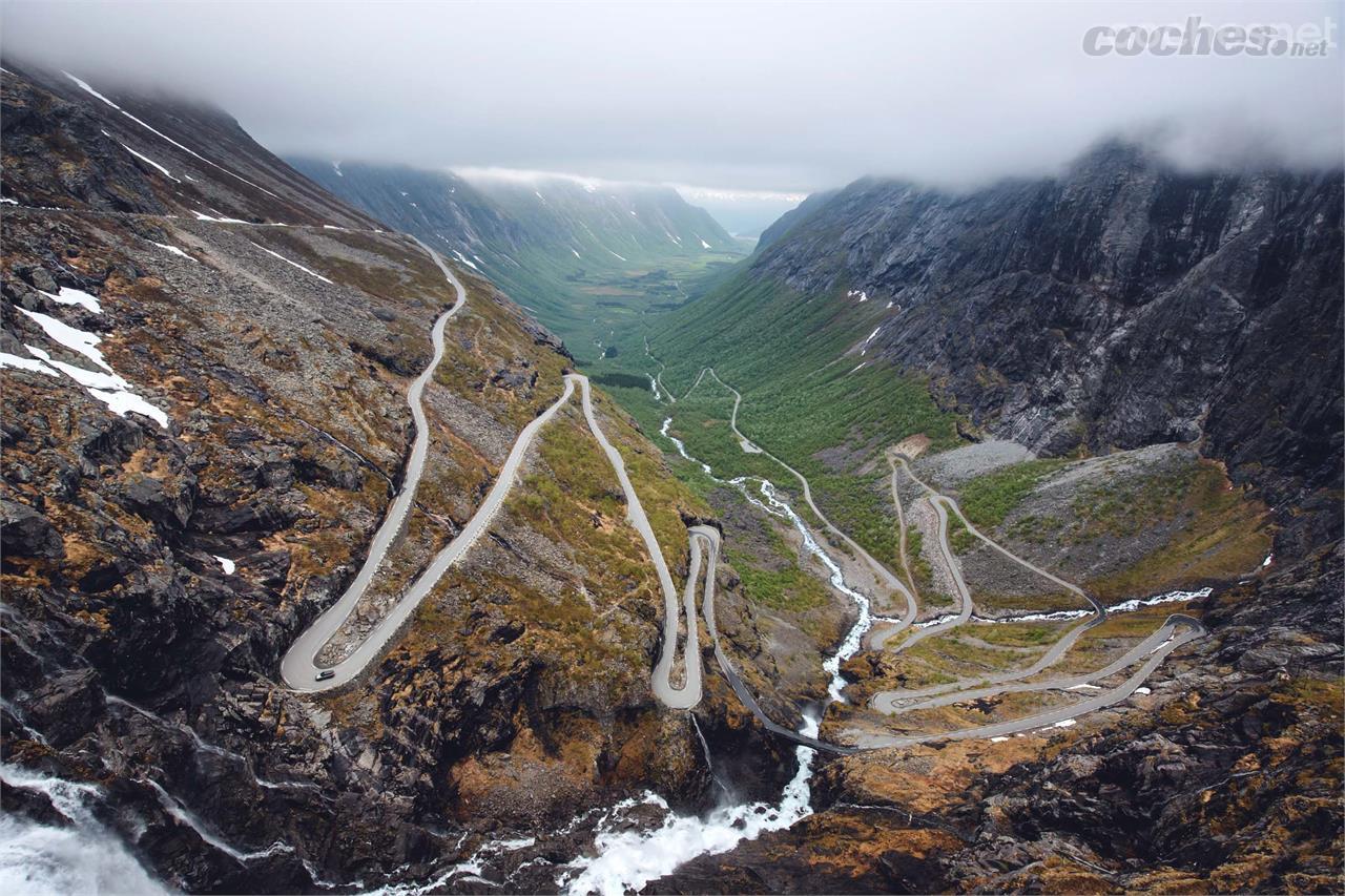 Una imagen vale más que mil palabras. Sirva esta instantánea un resumen de lo que es el puerto de montaña de Trollstigen.