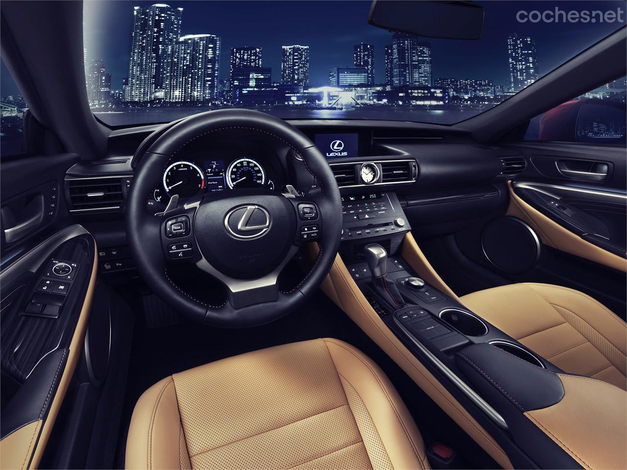 Esta primera imagen del interior del Lexus RC 350, con motor de gasolina, demuestra el cuidado diseño y acabado que se espera en este nuevo cupé deportivo. 