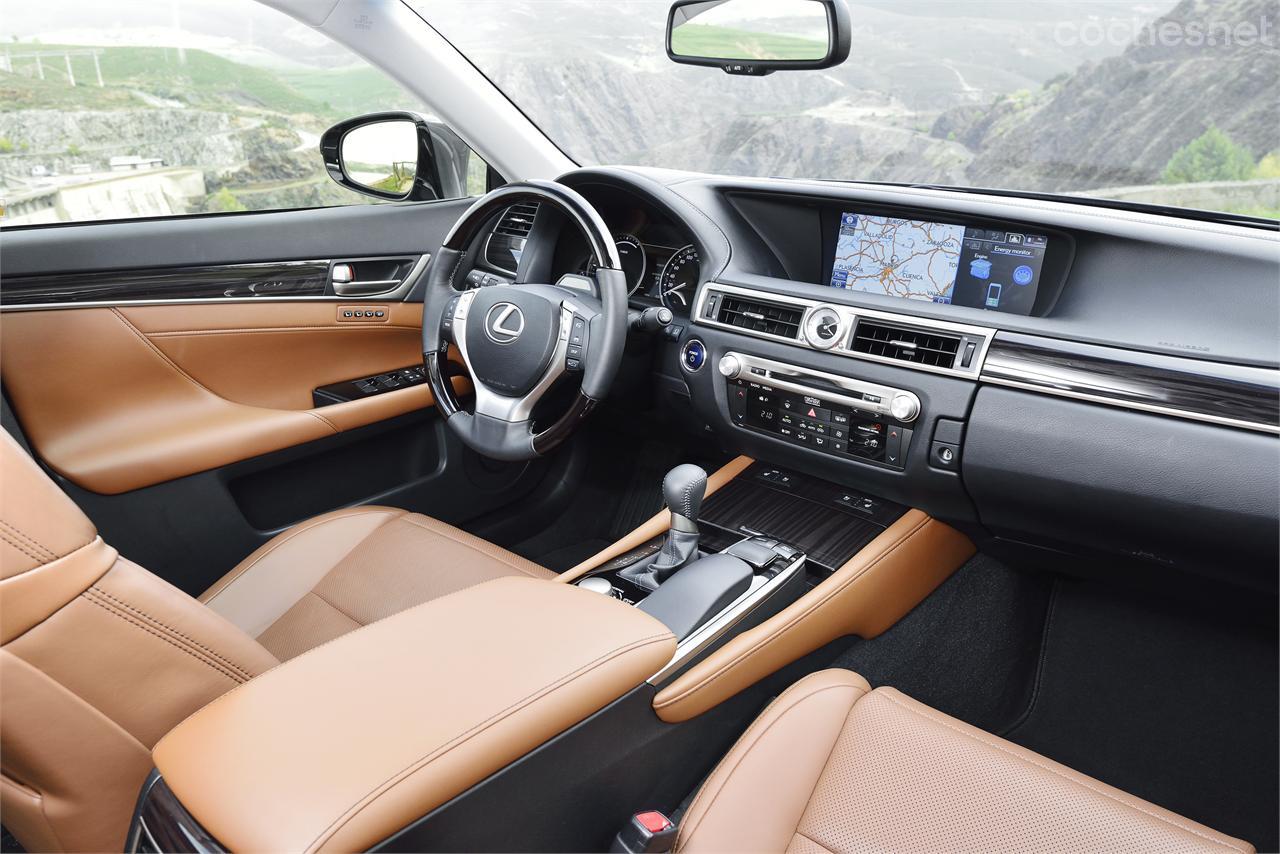 El interior del GS 300h ofrece el refinamiento y la calidad de acabados ya conocida en la marca japonesa. La enorme pantalla de 12,3" preside el salpicadero. 