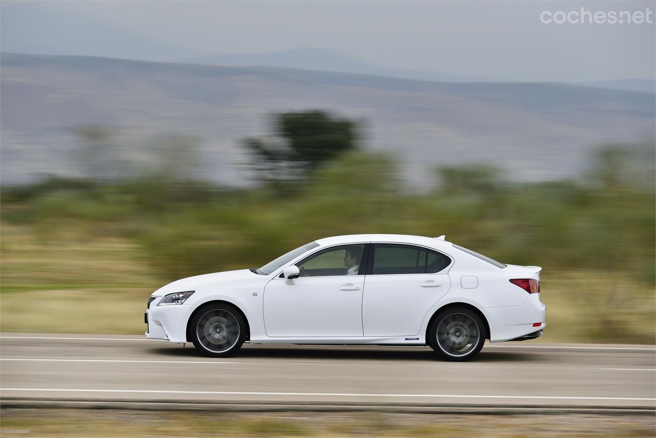 El GS 300h monta, sobre la misma carrocería que el GS 450h, un sistema híbrido con motor de gasolina de 4 cilindros, menos potente pero más económico. 