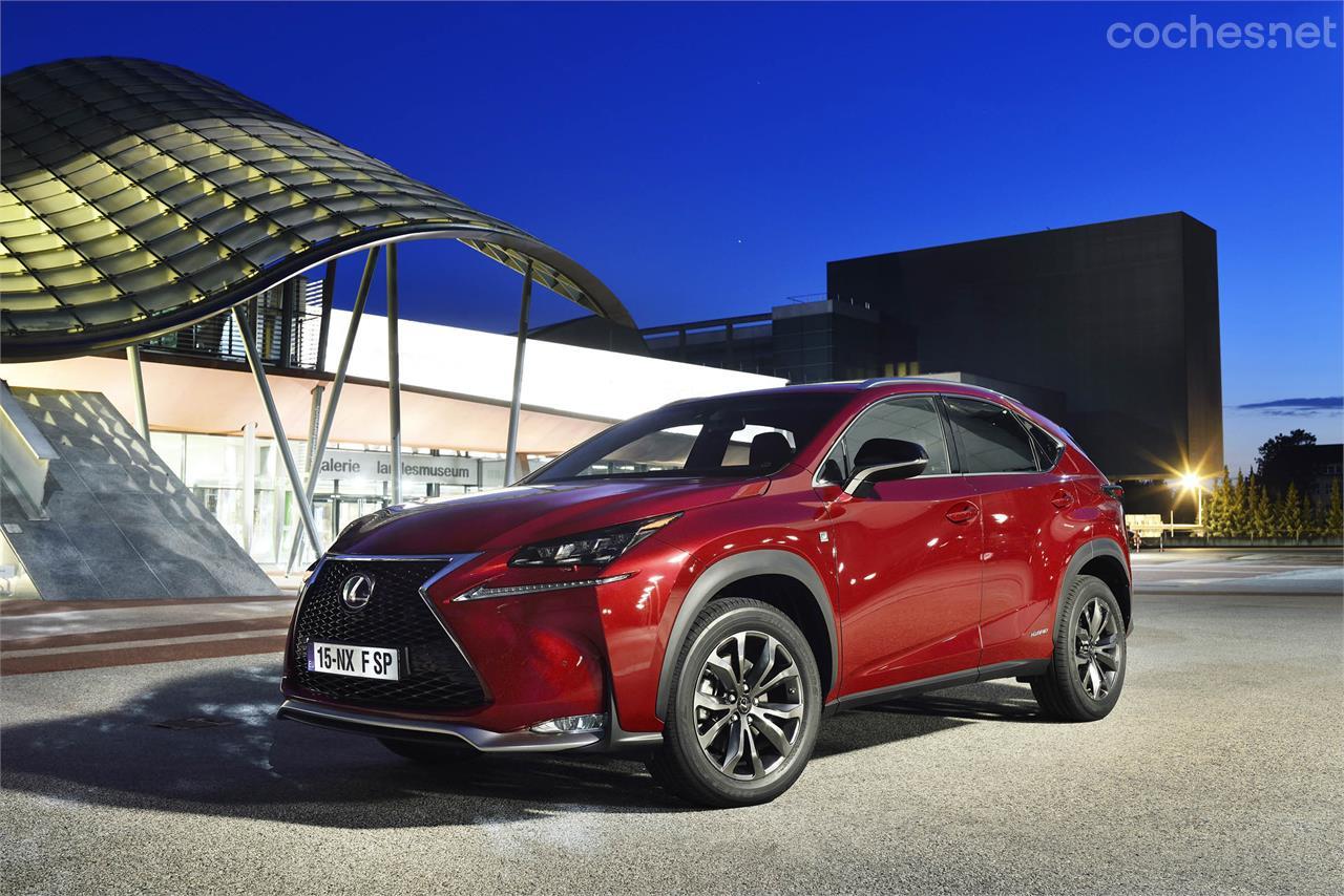 El NX300h está animado por un cuatro cilindros turboalimentado y un motor eléctrico que juntos rinden 197 CV.