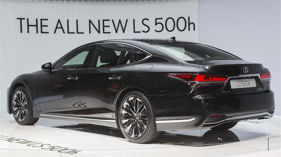 El nuevo Lexus LS cambia de arriba abajo, gracias a la incorporación de una nueva plataforma y a un diseño más cupé. 