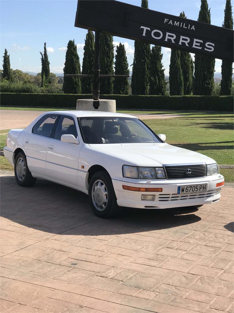 Lexus nació como marca en 1989 de la mano de esta limusina de gran lujo, el LS400. Concebido para competir de tú a tú con los BMW Serie 7 y Mercedes-Benz Clase S.