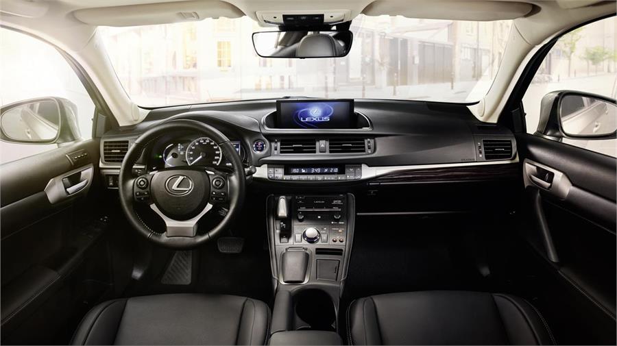 El Lexus CT 200h 2018 se ofrece con nuevos acabados para el interior y pequeñas mejoras de equipamiento. 
