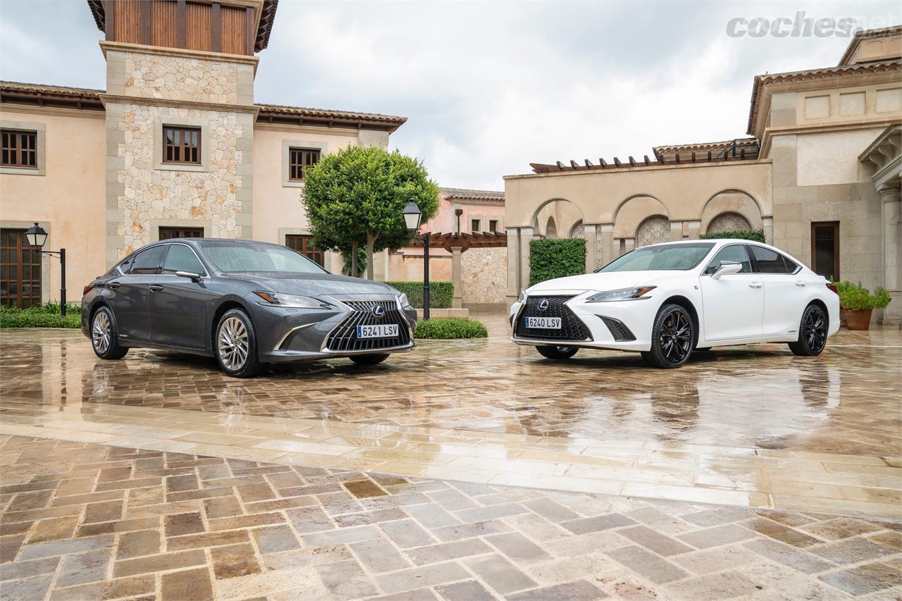 El Lexus ES continuará ofreciendo la variante F Sport (a la derecha en la imagen) con suspensiones más firmes, amortiguación adaptativa, llantas más grandes y neumáticos con mayor pisada.