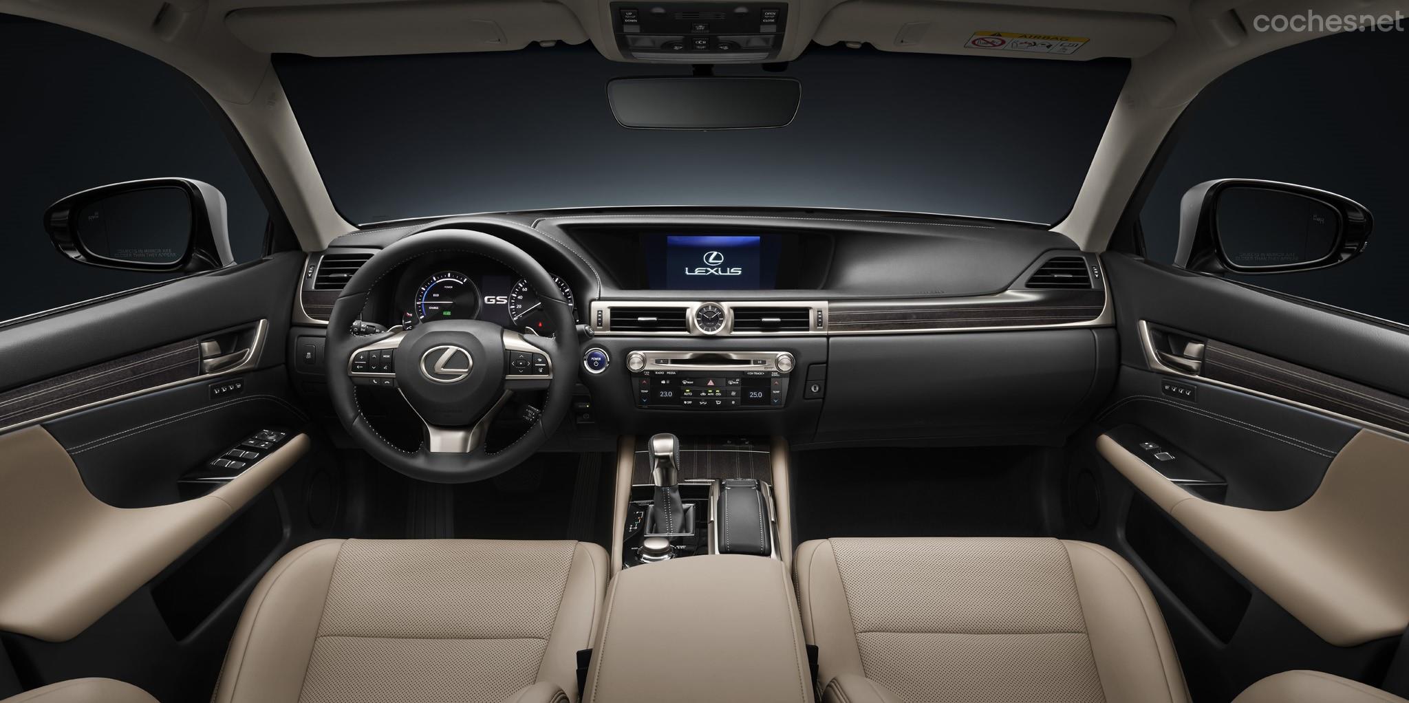 El interior apenas cambia, lo que tampoco es un problema conociendo la calidad de fabricación y materiales que Lexus emplea en sus berlinas.