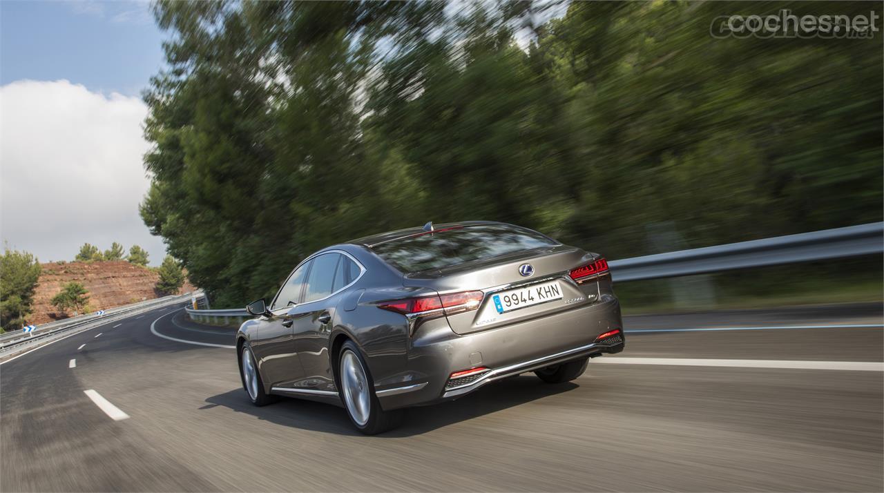 Donde mejor se encuentra el nuevo Lexus es en autopistas y autovías. Un tarado de suspensión blando, un buen aplomo y un gran confort, hacen que sea un lujo viajar con el.