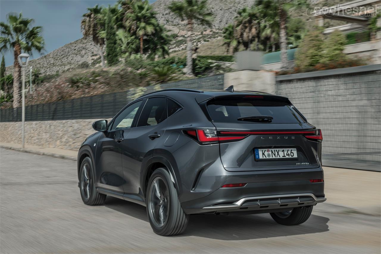 En teoría, el Lexus NX 450h+ es capaz de completar hasta 76 kilómetros en ciclo mixto sin activar su motor de gasolina.