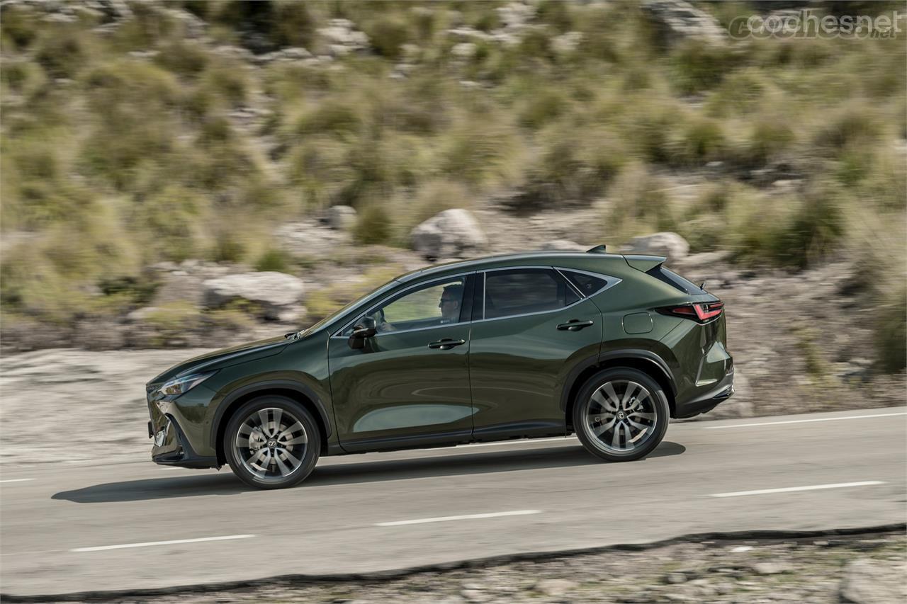 El nuevo NX ha sabido mejorar el muy buen conjunto que ofrecía la generación anterior. Lástima que la transmisión de tipo CVT reduzca la impresión de dinamismo e introduzca mucho ruido del motor.