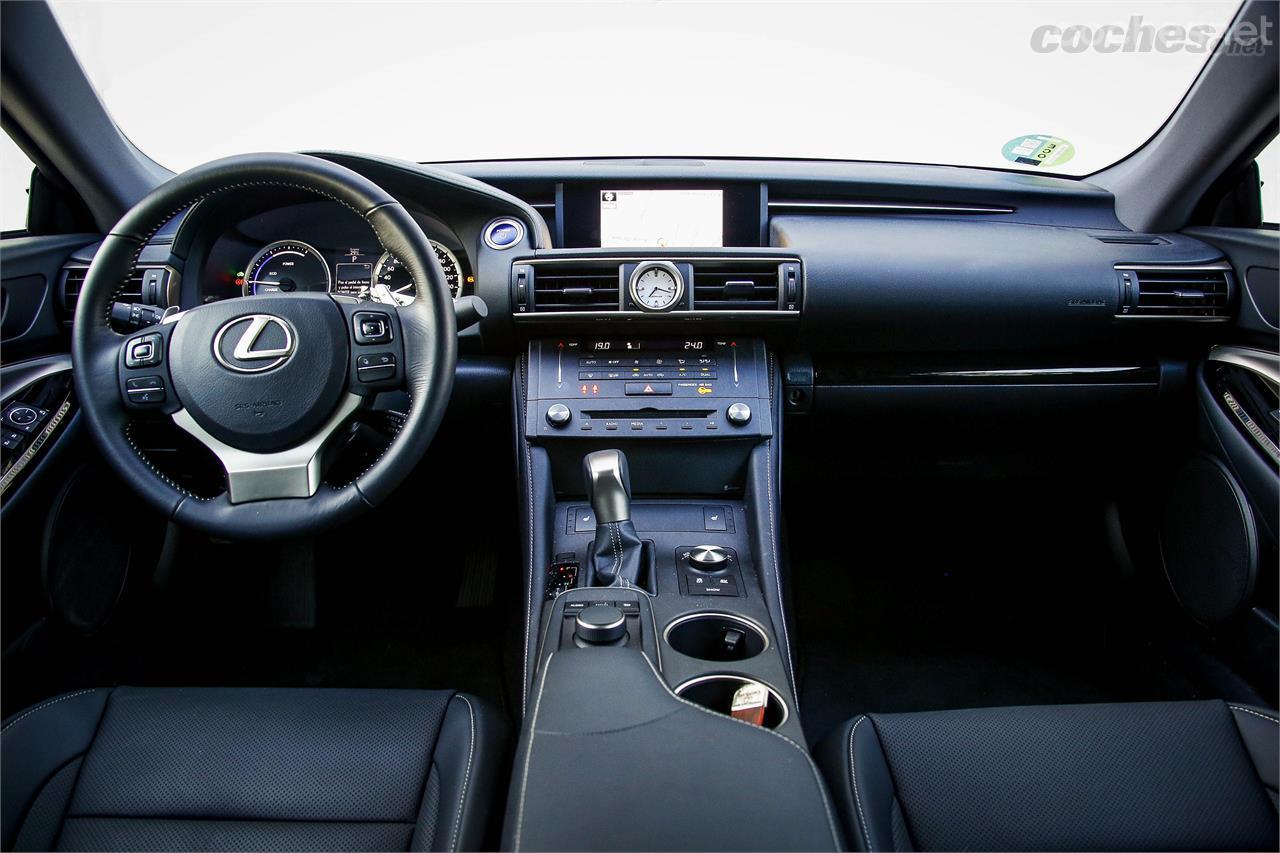 Como suele ocurrir con la marca, el interior del Lexus está dotado de buenos acabados y calidad de materiales.