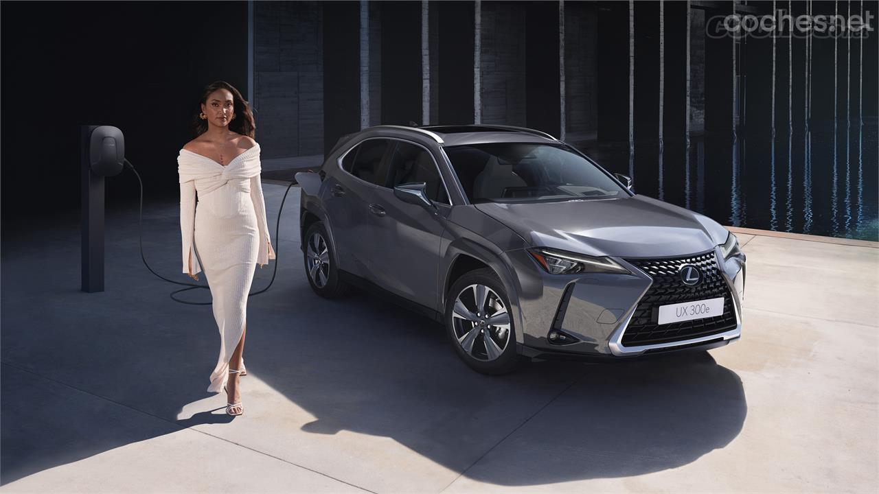 LEXUS UX - El eléctrico Lexus UX 300e ahora promete una autonomía de 450 kilómetros, y su conductora parece estar contenta.
