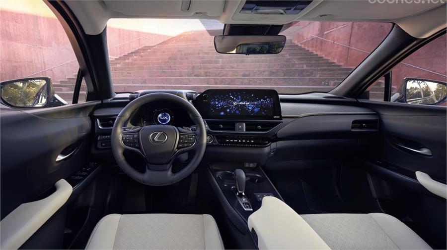 El interior del vehículo nos muestra los cambios más atractivos: tapicerías actualizadas, equipamiento mejorado y un nuevo sistema de infoentretenimiento con pantallas más grandes.